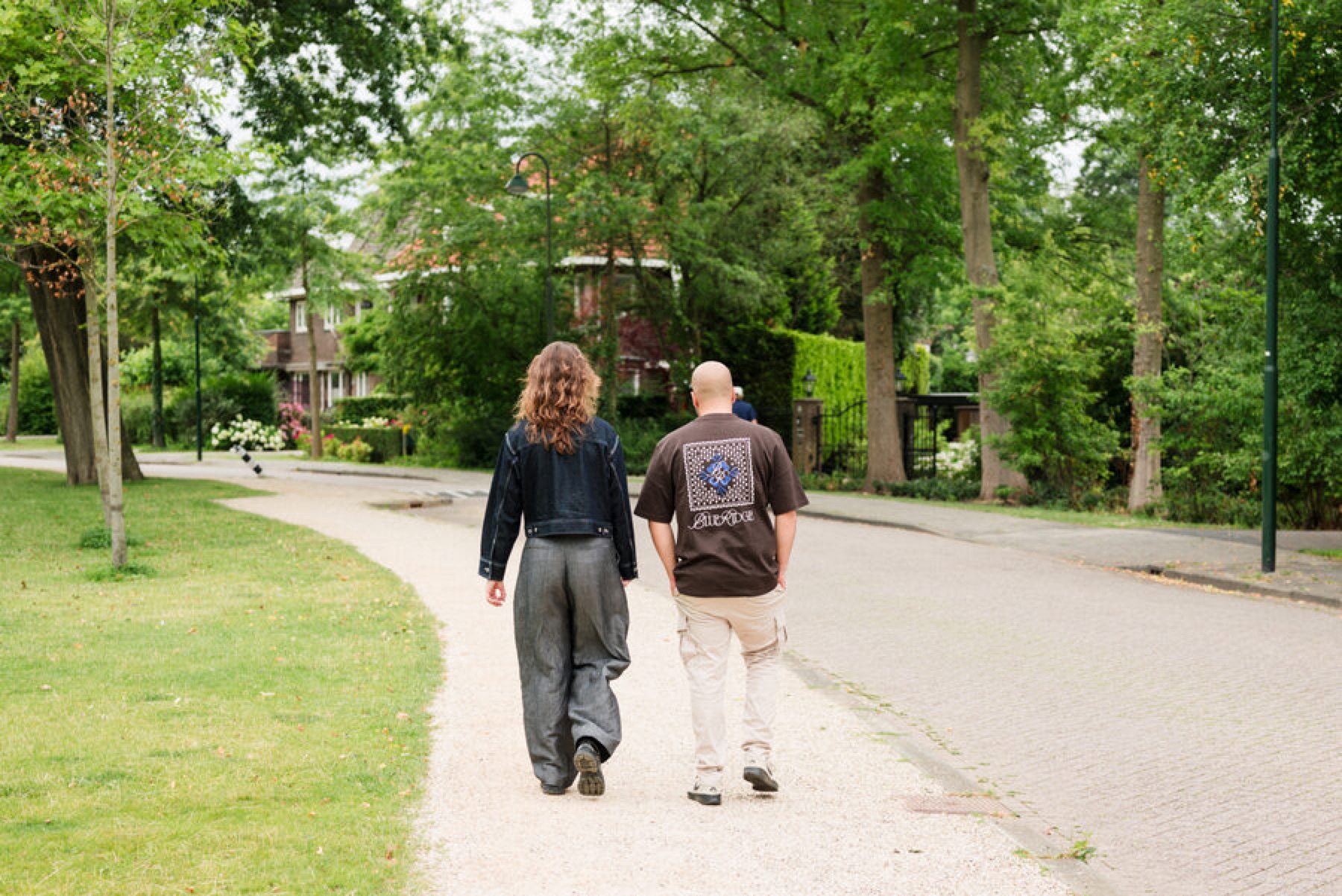 Twee mensen lopen samen door het park