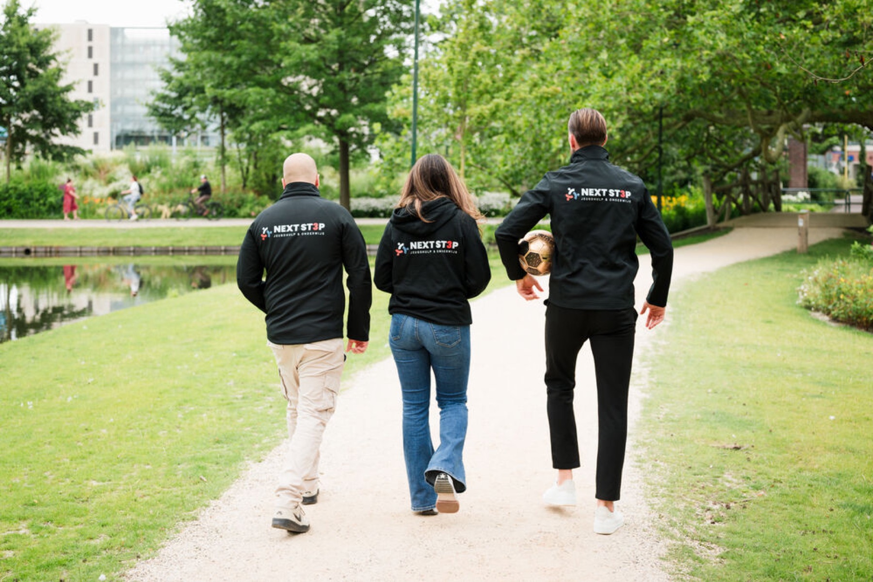 Drie NEXT ST3P-collega’s lopen samen door het park